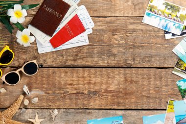 Yaz tatil kavramı. Belgeler ve ahşap arka plan üzerinde posta kartları ile kompozisyon