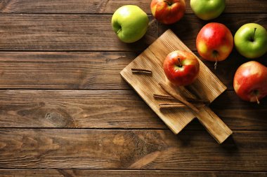 elma tarçın ile karıştırın  