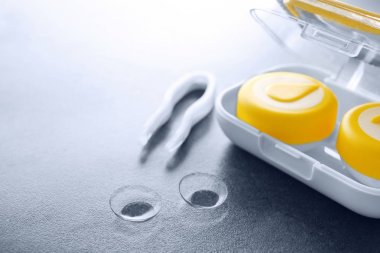 Kontakt lensler, cımbız ve plastik konteyner