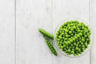 Taze yeşil bezelye ile kase 