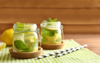 Kavanoz arka plan üzerinde taze limonata