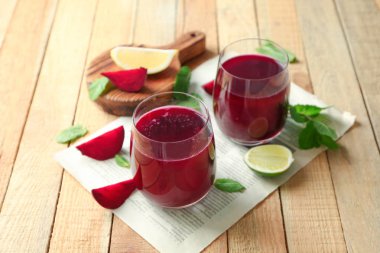 Ev yapımı pancar güler yüzlü iki bardak 