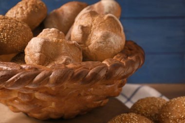 Taze buns ile pişmiş sepeti  