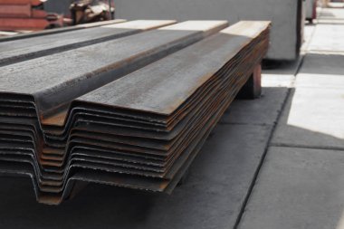 Tersanenin içinde metal iş parçaları