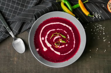 Lezzetli pancar çorbası ekşi krema ile  