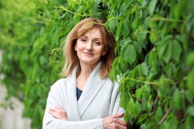 katlanmış silah açık havada ile olgun kadın 