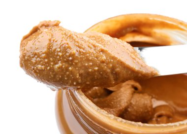 Bıçak üzerinde krem fıstık ezmesi 