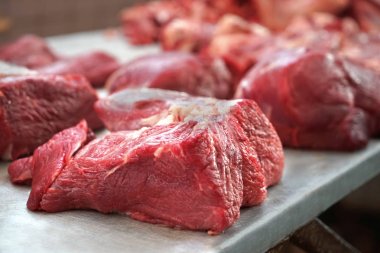 Sayaç üzerinde taze çiğ et  