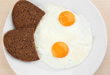 Ev yapımı kolay kızarmış yumurta üzerinde  