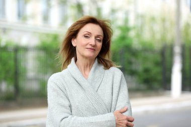 katlanmış silah açık havada ile olgun kadın 