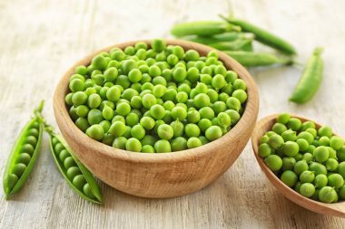 Taze yeşil bezelye ile kase