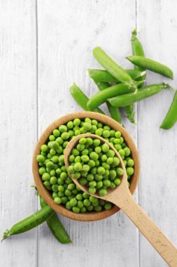 Kase ve kaşık taze yeşil bezelye ile