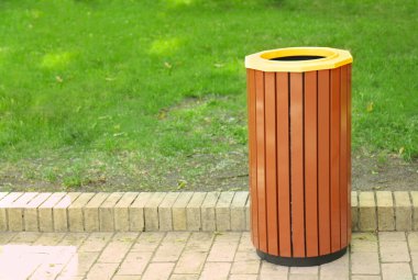 Çöp kutusu açık havada 