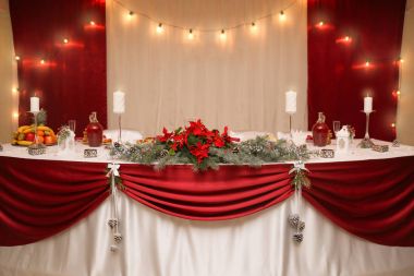 Ana düğün tablo güzel dekorasyonu ile