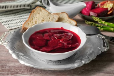 Lezzetli pancar çorbası ile kase  