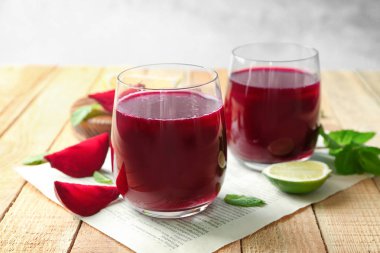 Ev yapımı pancar güler yüzlü iki bardak 