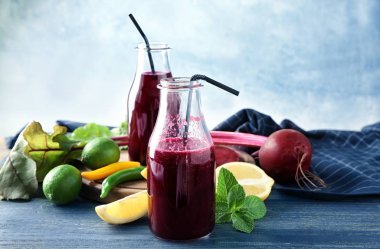 Pancar suyu cam şişe ile kompozisyon  