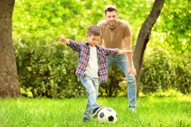 Baba oğul futbol oynuyor. 