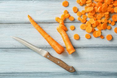 Arka plan üzerinde havuç dilimleri