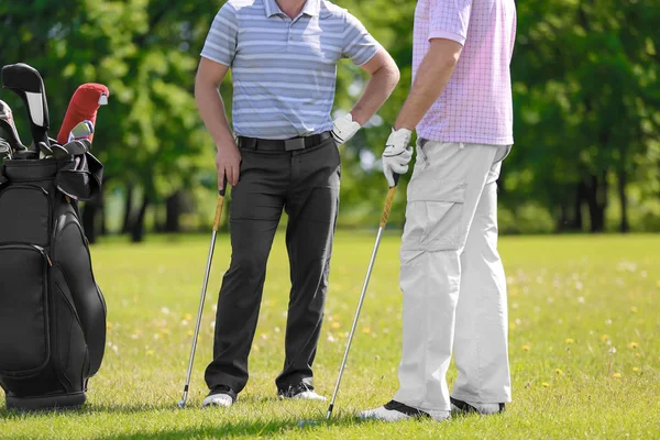 Hombres jóvenes en el campo de golf — Foto de Stock