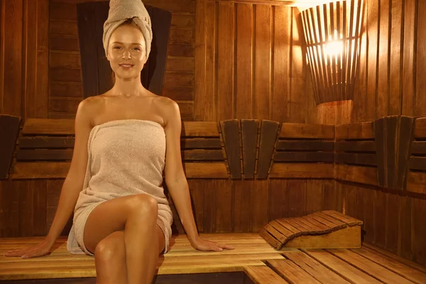 Mladá žena v sauně — Stock fotografie