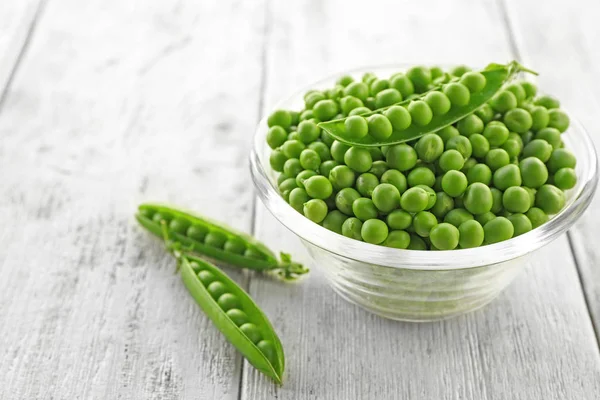 Cuenco con guisantes verdes frescos — Foto de Stock