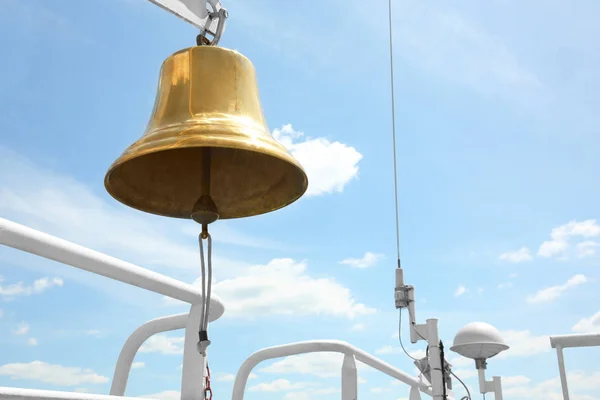 Bell loď proti obloze — Stock fotografie