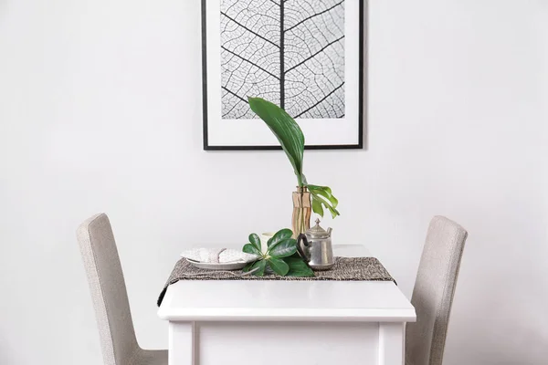 Обстановка столу з зеленим тропічним листям — стокове фото