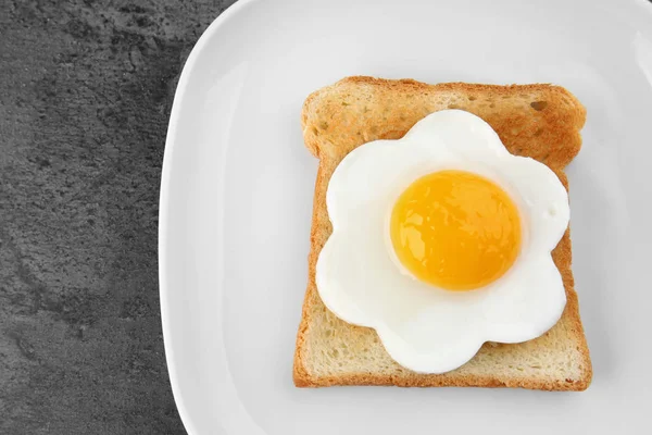 Яйцо и тост, крупный план — стоковое фото