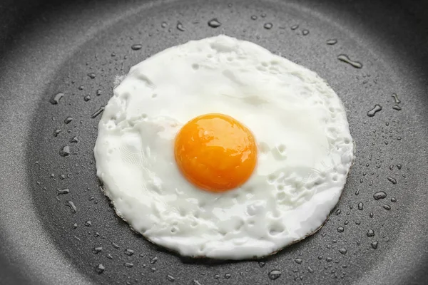 Жареное яйцо в кастрюле, крупный план — стоковое фото