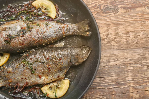 Koekenpan met smakelijke forel vissen — Stockfoto