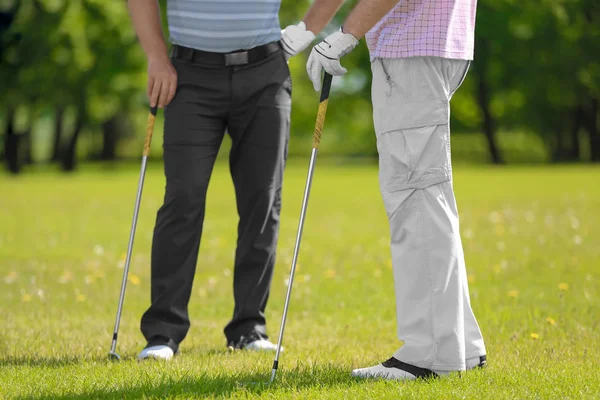 Hombres jóvenes en el campo de golf —  Fotos de Stock