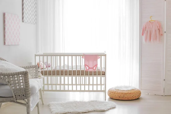 Grijs baby slaapkamer met kinderbed — Stockfoto © photographee.eu ... Grijs baby slaapkamer met kinderbed — Stockfoto © photographee.eu ...