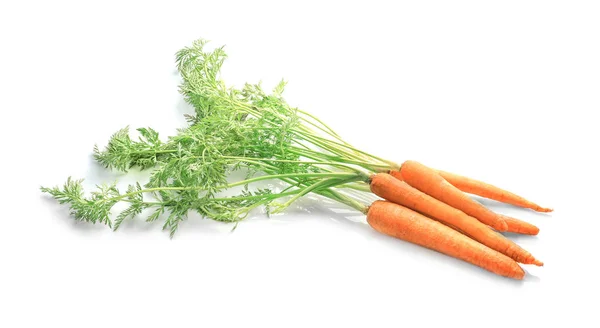Zanahoria fresca con hojas en blanco —  Fotos de Stock