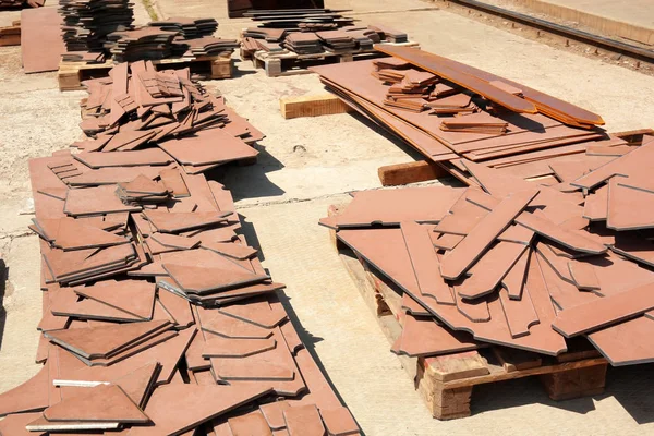 Palets de madera con piezas metálicas — Foto de Stock