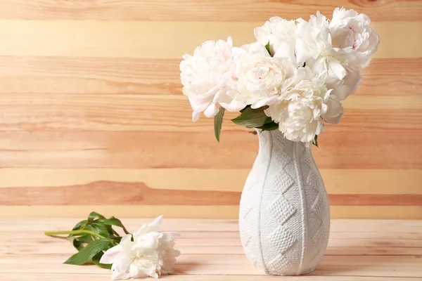 Vase avec de belles pivoines — Photo
