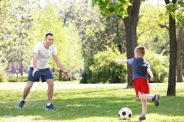 Padre e hijo jugando al fútbol —  Fotos de Stock