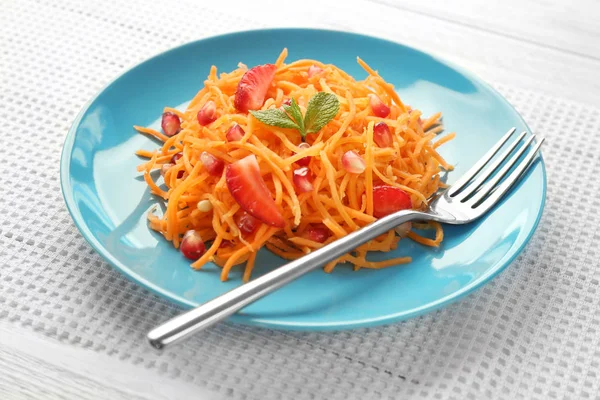 Plate with yummy carrot strawberry salad — Stock Photo, Image