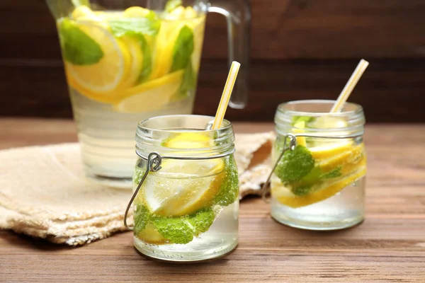 Jars and jug of fresh lemonade — Stock Photo, Image