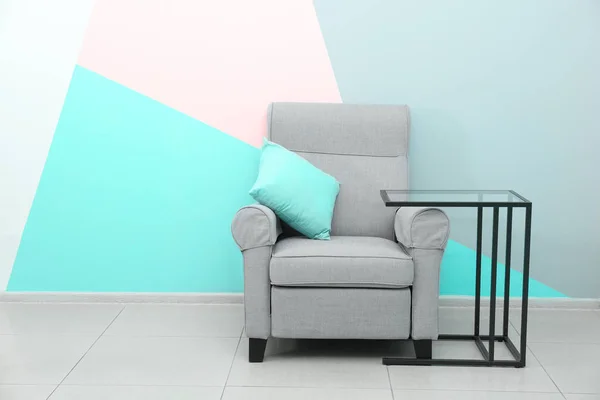 Trendy meubels in de buurt van de muur — Stockfoto