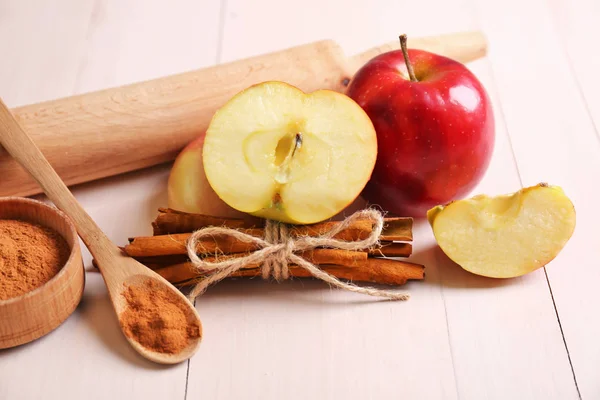 Appels met kaneel op houten — Stockfoto