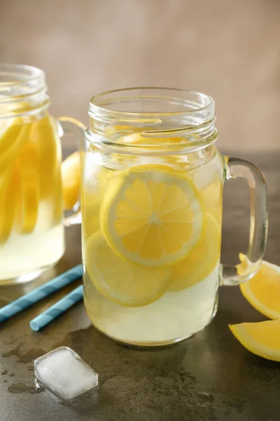 Vasetti da muratore di limonata fresca — Foto Stock