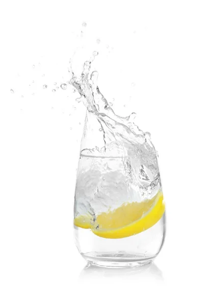 Bicchiere di limonata con spruzzi d'acqua — Foto Stock