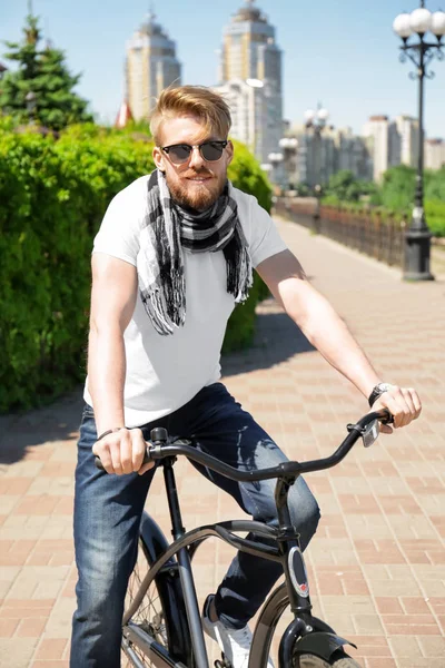 Ung mann med sykkel – stockfoto