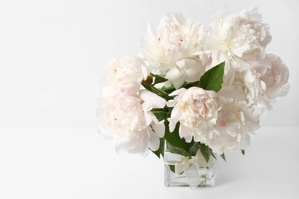 Vase en verre avec de belles pivoines — Photo