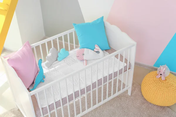Berço no quarto do bebê — Fotografia de Stock