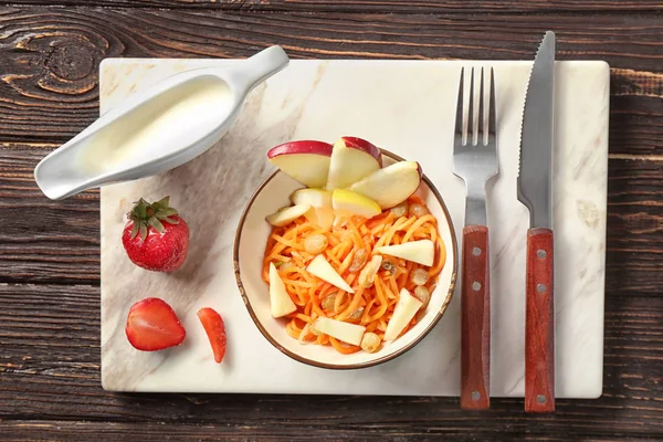 Sałatka pyszne marchewki z rodzynkami — Zdjęcie stockowe