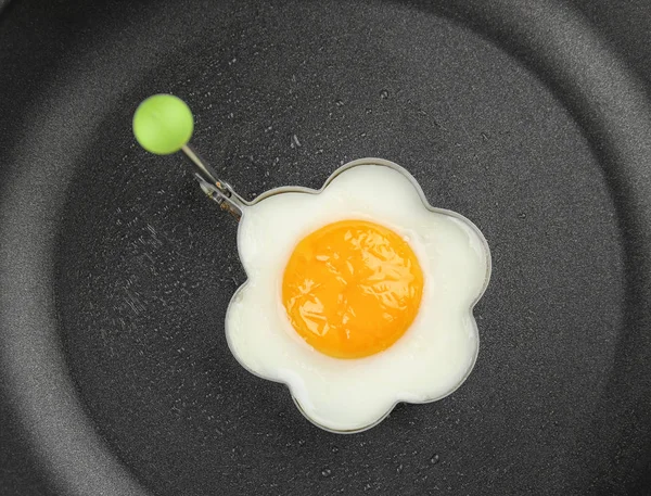 Koekenpan met smakelijke ei — Stockfoto