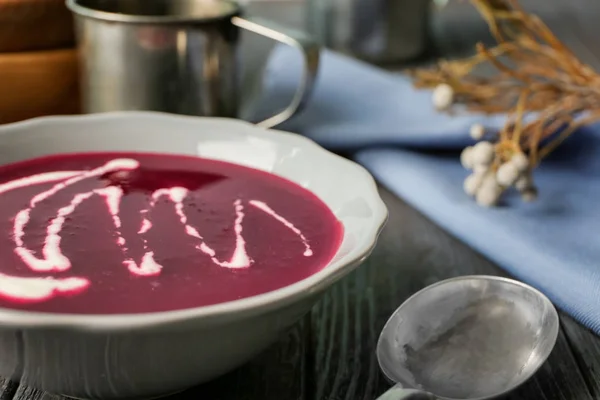 Вкусный свекольный суп со сметаной — стоковое фото