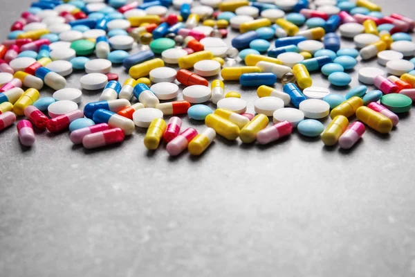 Pílulas diferentes em segundo plano — Fotografia de Stock